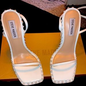 I am selling these steven madden heels .